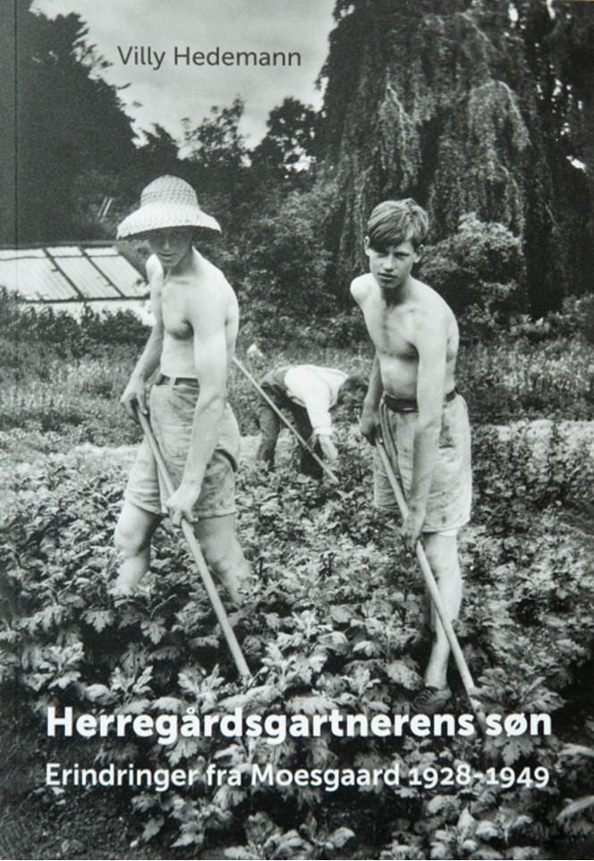 Billedet viser forsiden af bogen. Villy Hedemann - med hat - og broderen Hans samt faderen Magnus Hedemann i baggrunden på arbejde 
i Moesgaards gartneri.
